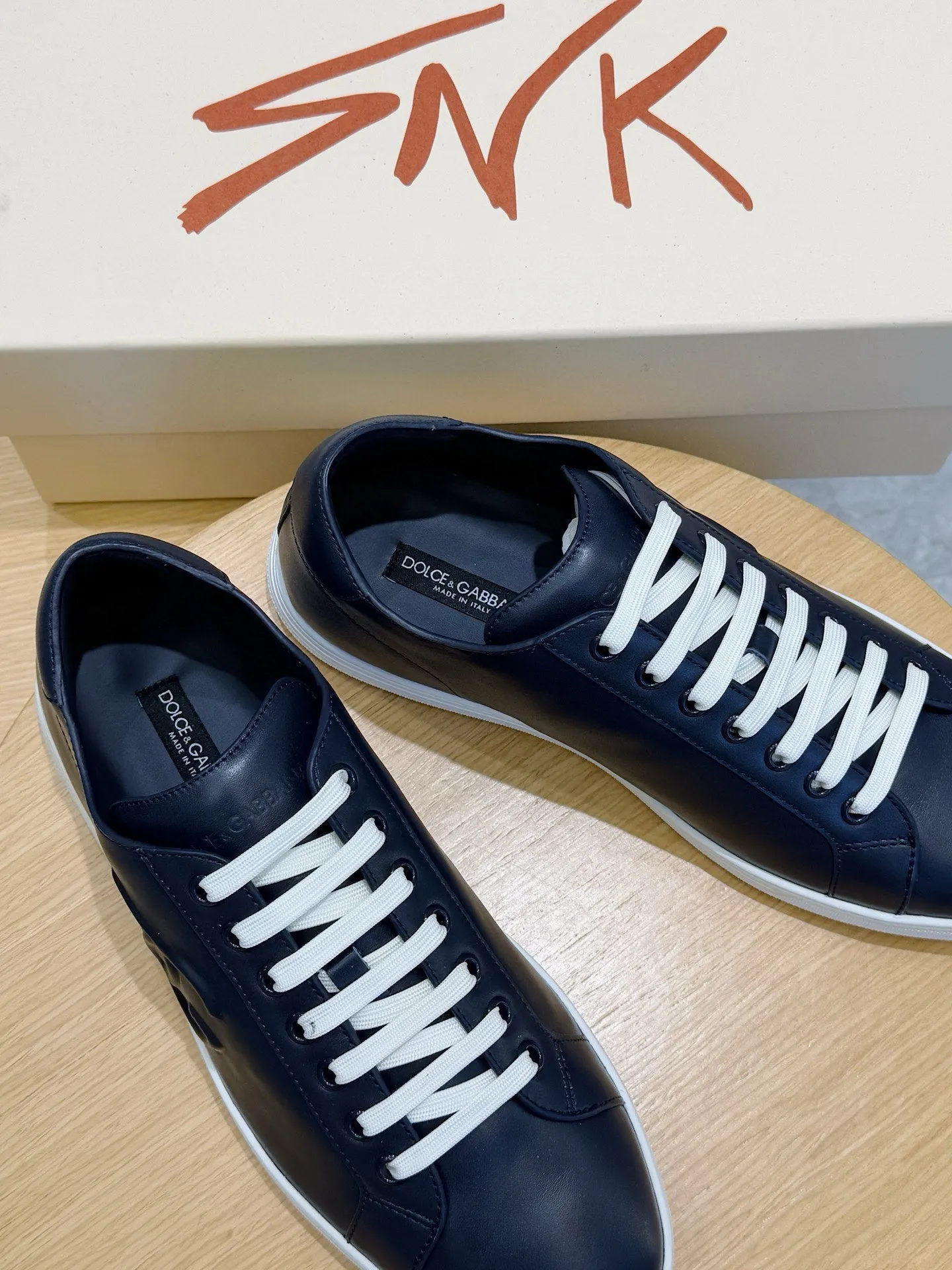 Men's Men's Shoes💰400 [New Style]🐏🐏DG men's calfskin sneakers Portofino Yacht shoes, simple and versatile design, unique saddle leather soles. The Dolce &G logo rear wing is the icing on the cake. Imported cowhide + rubber outsole Size: 39-44 (customized at 38.45)